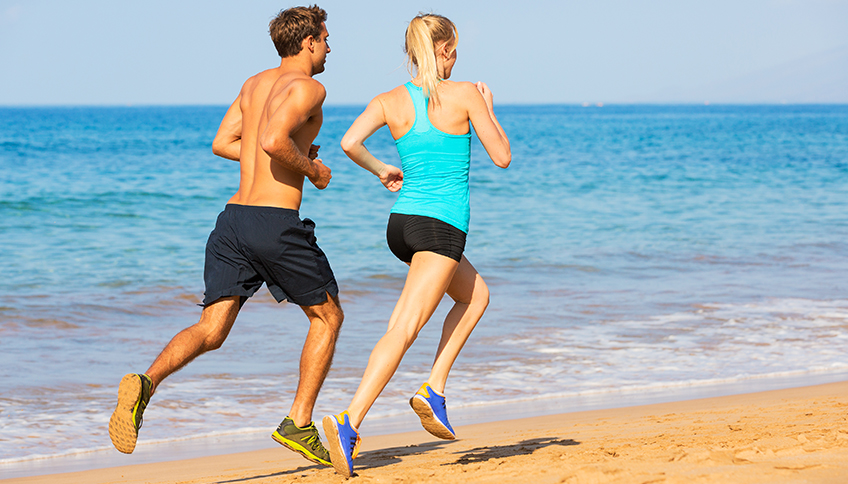 runners che corrono in spiaggia